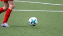 Una persona jugando a fútbol sobre césped artificial ARCHIVO
