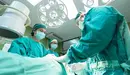 Varios médicos, durante una operación en un quirófano ARCHIVO
