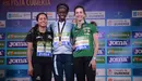 Laila Lacuey con su medalla de plata al cuelo, la primera por la izquierda en la imagen. Cedida.