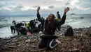 dpatop - 29 February 2020, Greece, Lesbos: A migrant from Africa reacts on the beach of the village Skala Sikamias after his arrival from Turkey in a rubber dinghy. Photo: Angelos Tzortzinis/dpa
ONLY FOR USE IN SPAIN

dpatop - 29 February 2020, Greece, Lesbos: A migrant from Africa reacts on the beach of the village Skala Sikamias after his arrival from Turkey in a rubber dinghy. Photo: Angelos Tzortzinis/dpa

2/29/2020 ONLY FOR USE IN SPAIN