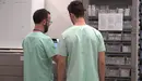 Dos sanitarios en la UCI del Complejo Hospitalario de Navarra. coronavirus