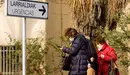 GRAFCAV3052. VITORIA, 03/03/2020.-Una mujer sale del hospital Universitario de Álava-Txagorritxu en Vitoria este martes protegida con una mascarilla para evitar el contagio de Covid 19, enfermedad de la que hay 13 casos confirmados en Euskadi al haberse detectado dos nuevos infectados en Álava, donde ya hay 10 positivos, y el primero de Bizkaia, y se vigila a 211 personas que han mantenido contacto con los afectados. EFE/ David Aguilar

