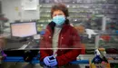 GRAF6675. PAMPLONA, 14/03/2020.- Una propietaris de un establecimiento chino se protege para atender a los clientes este sábado en Pamplona en el que España ha entrado en estado de alarma para movilizar al máximo los recursos necesarios para combatir el COVID-19. Los casos de diagnóstico del coronavirus Covid-19 se elevan a 146 en Navarra, ha informado el Gobierno de Navarra. Esta cifra supone un aumento de 16 casos sobre los 130 positivos detectados hasta las 18,00 horas de este viernes. EFE/Villar López
