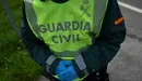 La Guardia Civil efectua un control a la entrada de Mutilva para controlar la circulacion de la gente cerca del Mercadona. MIGUEL OSÉS