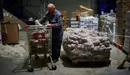 Voluntarios de Banco de Alimentos de Navarra y de ASVONA empaquetan comida en cajas para llevarlas a las casas de personas con necesidad durante la crisis del coronavirus. PABLO LASAOSA