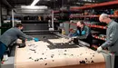 Tres empleados de Dynamobel fabricando material sanitario y mobiliario para hospitales. CEDIDA