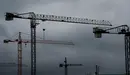 Varias grúas de diferentes obras permanecen paradas, este miércoles, días después de que el Gobierno anunciara la ampliación del confinamiento tras la declaración del estado de alarma en la que el sector de la construcción ha sido uno de los mas afectados.  EFE/ Jesús Diges