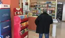 Un cliente en el interior de una farmacia en Pamplona. Navarra.com