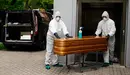GRAFCAV4780. PAMPLONA, 22/04/2020.-  Trabajadores de un tanatorio de Pamplona sacan del Hospital de Navarra un ataúd para proceder a su desinfección antes de trasladarlo al cementerio. La Asociación Nacional de Servicios Funerarios (PANASEF) ha enviado a Navarra material de protección frente al contagio por coronavirus para los trabajadores de los tanatorios existentes en la Comunidad foral que viven estos días &#34;una calma tensa&#34;. Se han suministrado a las distintas empresas buzos, guantes, mascarillas, pantallas protectoras y geles hidroalcohólicos en función de las necesidades y la urgencia para intentar así asegurar la salud de los trabajadores de los tanatorios, en especial de quienes deben recoger las cuerpos de las personas fallecidas y llevarlos hasta al lugar de entierro o incineración. EFE/ Iñaki Porto
