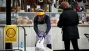 Primer día del mercadillo al aire libre de Villava desde que se decretó el Estado de Alarma. PABLO LASAOSA