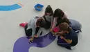 Varios niños juegan en el colegio durante el tiempo de ocio para descansar en el patio.