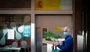 GRAFCAV4980. PAMPLONA, 28/04/2020.- Un hombre pasa por delante de una Oficina de Empleo este martes en Pamplona en una jornada en la que se han dado a conocer los datos de la Encuesta de Población Activa (EPA) que muestra cómo el número de desempleados bajó en Navarra en 1.900 personas durante el primer trimestre del año en relación al trimestre anterior, hasta quedar en 26.600, mientras que la cifra de ocupados descendió en 3.400 hasta los 284.300. EFE/ Villar López
