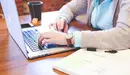 Una persona utiliza un ordenador ARCHIVO