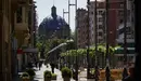 Varias personas caminan por la comercial Avenida Carlos III de Pamplona en el segundo día de desconfinamiento de las medidas adoptadas por el Gobierno de España según el Estado de Alarma por COVID-19. En Pamplona, Navarra, a 3 de mayo de 2020.

Varias personas caminan por la comercial Avenida Carlos III de Pamplona en el segundo día de desconfinamiento de las medidas adoptadas por el Gobierno de España según el Estado de Alarma por COVID-19. En Pamplona, Navarra, a 3 de mayo de 2020.


3/5/2020