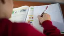 Un niño realiza sus deberes en su habitación durante el confinamiento por el estado de alarma, cuando España. IÑAKI BERASALUCE (EUROPA PRESS)