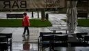 Una persona pasa delante de una terraza de un bar en la Plaza del Castillo de Pamplona en praparación de la fase 1 de la desescalada. PABLO LASAOSA