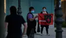Varias personas se manifiestan en la Plaza del Castillo con el símbolo de gestoras pro amnistía. PABLO LASAOSA