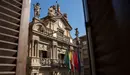 Fachada del Ayuntamiento de Pamplona con las banderas a media asta como señal de recuerdo de las víctimas del coronavirus. CEDIDA