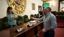 Joxe Abaurrea (d) de EH Bildu, habla con Maite Esporrín, del PSN. PABLO LASAOSA