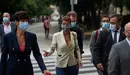 La presdenta del gobierno de Navarra llega al parlamento junto a Inma Saiz, consejera de Hacienda, y al vicepresidente Javier Remirez. MIGUEL OSÉS