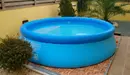 Una pisicina hinchable en una terraza. ARCHIVO
