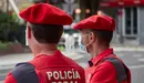 Agentes de la Policía Foral vigilan la entrada al Parlamento de Navarra donde se está celebrando una sesión plenaria, en Pamplona, Navarra (España) a 4 de junio de 2020.

04 JUNIO 2020 POLÍTICA;MEDIDAS POLÍTICAS;PLENO;PARLAMENTO REGIONAL;CORTES DE NAVARRA

4/6/2020