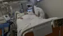 Personal sanitario totalmente protegido atiende a un paciente ingresado en la Unidad de Cuidados Intensivos del Hospital Infanta Sofía en San Sebastián de los Reyes (Madrid) donde el responsable de la UCI del centro, Ángel González Gallego, ha señalado que "sí el funcionamiento normal de la UVI era de 8 camas, han llegado a tener 40 puestos críticos, cinco veces más de su capacidad", debido a la crisis del Covid-19 en la región. En San Sebastián de los Reyes, Madrid, (España), a 28 de abril de 2020.

29 ABRIL 2020;CORONAVIRUS;VIRUS;COVID19;EPIDEMIA;PANDEMIA;SAN SEBASTIAN DE LOS REYES;HOSPITAL INFANTA SOFIA
  (Foto de ARCHIVO)

28/4/2020