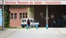 Personas con mascarilla en el Complejo Hospitalario de Navarra. PABLO LASAOSA