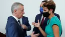GRAF7620. SAN MILL&#193;N DE LA COGOLLA (LA RIOJA), 31/07/2020.- El lehendakari en funciones del Pa&#237;s Vasco, &#205;&#241;igo Urkullu (d), habla con la presidenta del Gobierno de Navarra, Mar&#237;a Victoria Chivite Navascu&#233;s (d), durante la XXI Conferencia de Presidentes, este viernes en el monasterio de San Mill&#225;n de Yuso, en San Mill&#225;n de la Cogolla. EFE/ Chema Moya