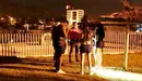 La Policía Foral junto a los denunciados por bañarse a las 2 de la mañana en las piscinas de Artica. TWITTER