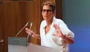 La presidenta del Ejecutivo foral, María Chivite, durante la comparecencia que ha ofrecido este viernes en el Palacio de Navarra en donde ha considerado &#34;positivo&#34; el primer año de su ejercicio en el cargo, en el que la pandemia del coronavirus ha exigido &#34;lo mejor&#34; de cada ciudadano y en la que la &#34;apuesta por el diálogo&#34; ha marcado el quehacer político de un Gobierno &#34;fuerte&#34;.EFE/ Villar López