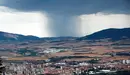 GRAFCAV7984. PAMPLONA, 12/08/2020.-  Dos ciclistas descienden con sus bicicletas del Monte de San Cristobal desde donde se puede apreciar la tormenta que en esos momentos caía en la zona de la localidad de Monreal en una jornada donde diez comunidades, con Galicia, Asturias y Cataluña en nivel naranja y Navarra en amarillo, mantienen alertas por tormentas y lluvias, la mayoría en la franja norte, que pueden acumular 40 litros por metro cuadrado en una hora, con granizo y rachas muy fuertes, y tres regiones cantábricas tienen avisos por fuerte oleaje. EFE/ Jesús Diges
