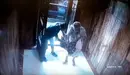 Imagen grabada por las cámaras de seguridad durante la brutal agresión y robo a una anciana en Valencia. TWITTER