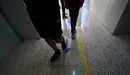 Estudiantes acceden a un centro escolar durante la vuelta al cole. PABLO LASAOSA