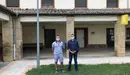 El presidente del Concejo de Rada, Miguel Rodríguez, y el director general de Administración Local, Jesús María Rodríguez, frente a la Casa del Concejo de Rada.  GOBIERNO DE NAVARRA