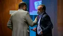 Javier Esparza(d) de Navarra Suma habla con Ramón Alzórriz del PSN. PABLO LASAOSA