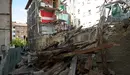 Comienzo del derribo del edificio del Grupo Oscoz 12-14 en la Rochapea. MIGUEL OSÉS