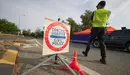 Un policía foral controla los vehículos que circulan por la carretera de entrada a la localidad de Peralta, Navarra (España) a 24 de septiembre de 2020. En este municipio navarro, a partir de hoy jueves 24, ha entrado en vigor la prohibición de entrar y salir salvo para desplazamientos imprescindibles, como medida para contener el incremento de casos de Covid-19, que se sitúan en una tasa de 1.700 casos por 100.000 habitantes.
24 SEPTIEMBRE 2020;COVID;PERALTA;CORONAVIRUS;NAVARRA;
Eduardo Sanz / Europa Press
24/9/2020