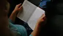 Una niña leyendo un libro. ARCHIVO