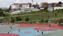 Pequeños y mayores disfrutan jugando en el parque del Soto Lezkairu. EFE/Jesús Diges