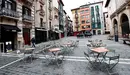 GRAFCAV9920. PAMPLONA, 11/10/2020.- Aspecto que presentan el mediodía del domingo las terrazas de algunos de los bares del Casco Viejo de Pamplona en una jornada donde la presidenta María Chivite ha anunciado este domingo más limitaciones al ocio y a las relaciones sociales para toda Navarra a fin de evitar el avance del coronavirus, y aunque de momento no ha planteado restringir la movilidad sí que lo ha recomendado. Las medias, que entrarán en vigor el martes, no incluyen confinamientos perimetrales ya que el foco de contagios son básicamente las relaciones sociales y limitar la movilidad con otras comunidades tiene dificultades legales. Entre algunas de esas medidas en hostelería y restauración se reduce el aforo al 30%, salvo en el exterior que será del 50%, el cierre de estos locales será a las 22:00 horas, y los grupos serán de un máximo de seis personas tanto en el interior como en el exterior. EFE/ Jesús Diges
