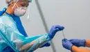 Un sanitario prepara una prueba PCR . EFE/ Cati Cladera/Archivo
