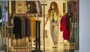 Una trabajadora de una tienda de ropa de Pamplona. Eduardo Sanz / Europa Press
