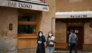 Varias personas pasean por el centro de Pamplona durante la segunda ola de coronavirus 2020. PABLO LASAOSA