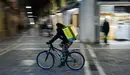 Repartidores de comida a domicilio de la empresa “Glovo” recorren las calles de Pamplona llevando pedidos. PABLO LASAOSA