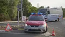 Un coche de policía foral vigila la carretera de entrada a la localidad de Peralta. EUROPA PRESS 