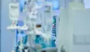 Una enfermera atiende a un paciente con coronavirus en la UCI de la CUN. PABLO LASAOSA