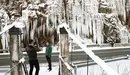 Las temperaturas bajo cero que se registran en el norte de Navarra durante los últimos días propician imágenes como la de una cascada de hielo cercana a la localidad navarra del Roncal cuyos carámbanos de hielo superan con creces la estatura de estos dos jóvenes que se fotografían. EFE/Jesús Diges