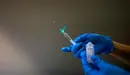 Vacunación de los primeros sanitarios en las instalaciones montadas en Refena. MIGUEL OSÉS