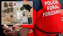 Agente de Policía Foral detiene a una persona y la lleva esposada. PF